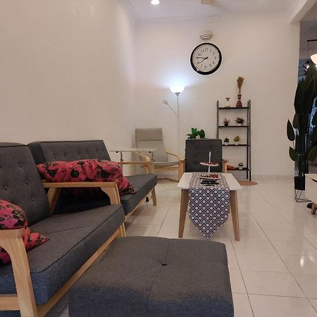 Ubaid Homestay Σερεμπάν Εξωτερικό φωτογραφία