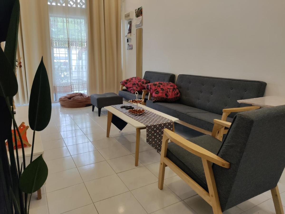 Ubaid Homestay Σερεμπάν Εξωτερικό φωτογραφία