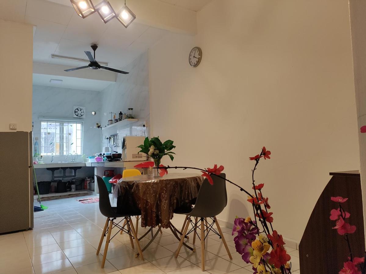 Ubaid Homestay Σερεμπάν Εξωτερικό φωτογραφία